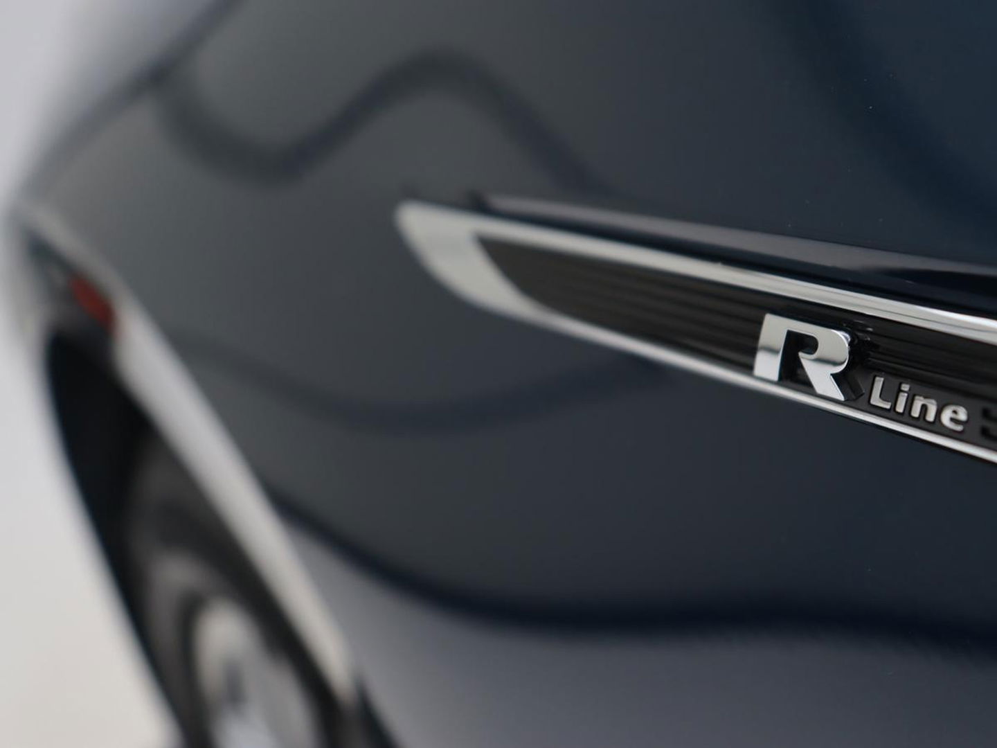 Volkswagen Passat 1.5 TSI R-Line | Panoramadak | Trekhaak | Matrix LED | Stoelverwarming | Adaptive cruise | Leder/Alcantara | Camera | Carplay | Keyless | Climate control | Parkeerhulp