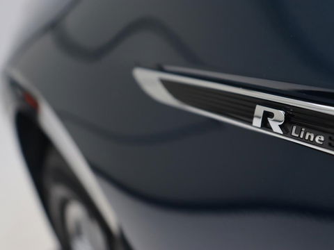 Volkswagen Passat 1.5 TSI R-Line | Panoramadak | Trekhaak | Matrix LED | Stoelverwarming | Adaptive cruise | Leder/Alcantara | Camera | Carplay | Keyless | Climate control | Parkeerhulp