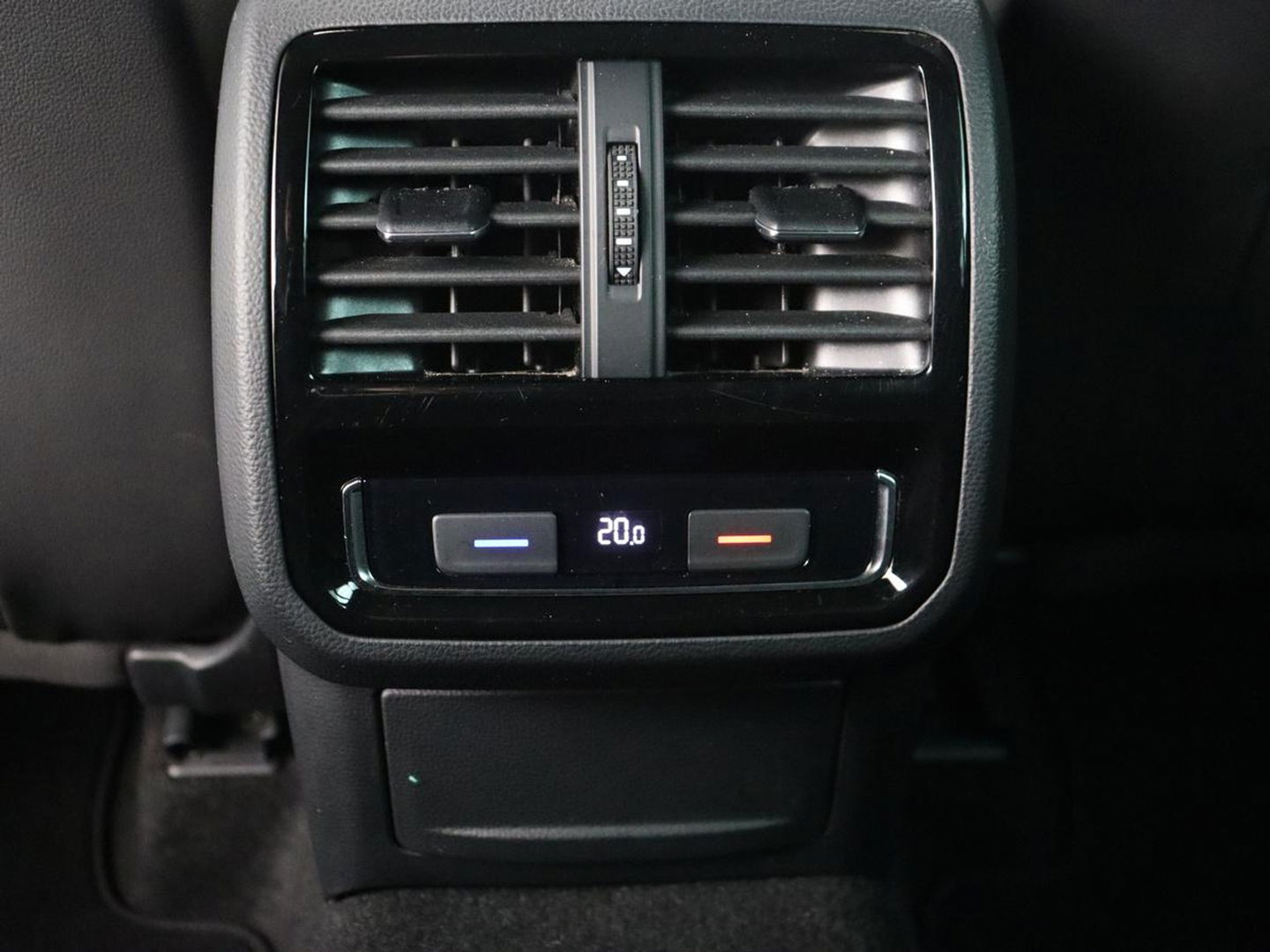 Volkswagen Passat 1.5 TSI R-Line | Panoramadak | Trekhaak | Matrix LED | Stoelverwarming | Adaptive cruise | Leder/Alcantara | Camera | Carplay | Keyless | Climate control | Parkeerhulp