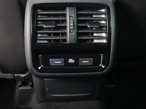 Volkswagen Passat 1.5 TSI R-Line | Panoramadak | Trekhaak | Matrix LED | Stoelverwarming | Adaptive cruise | Leder/Alcantara | Camera | Carplay | Keyless | Climate control | Parkeerhulp