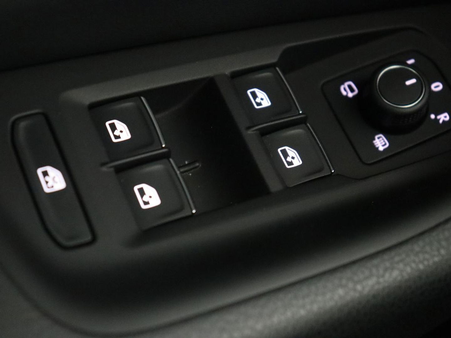 Volkswagen Passat 1.5 TSI R-Line | Panoramadak | Trekhaak | Matrix LED | Stoelverwarming | Adaptive cruise | Leder/Alcantara | Camera | Carplay | Keyless | Climate control | Parkeerhulp