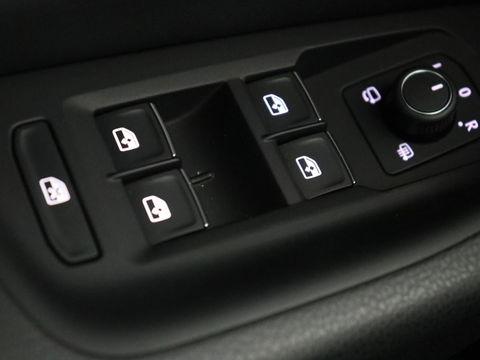 Volkswagen Passat 1.5 TSI R-Line | Panoramadak | Trekhaak | Matrix LED | Stoelverwarming | Adaptive cruise | Leder/Alcantara | Camera | Carplay | Keyless | Climate control | Parkeerhulp