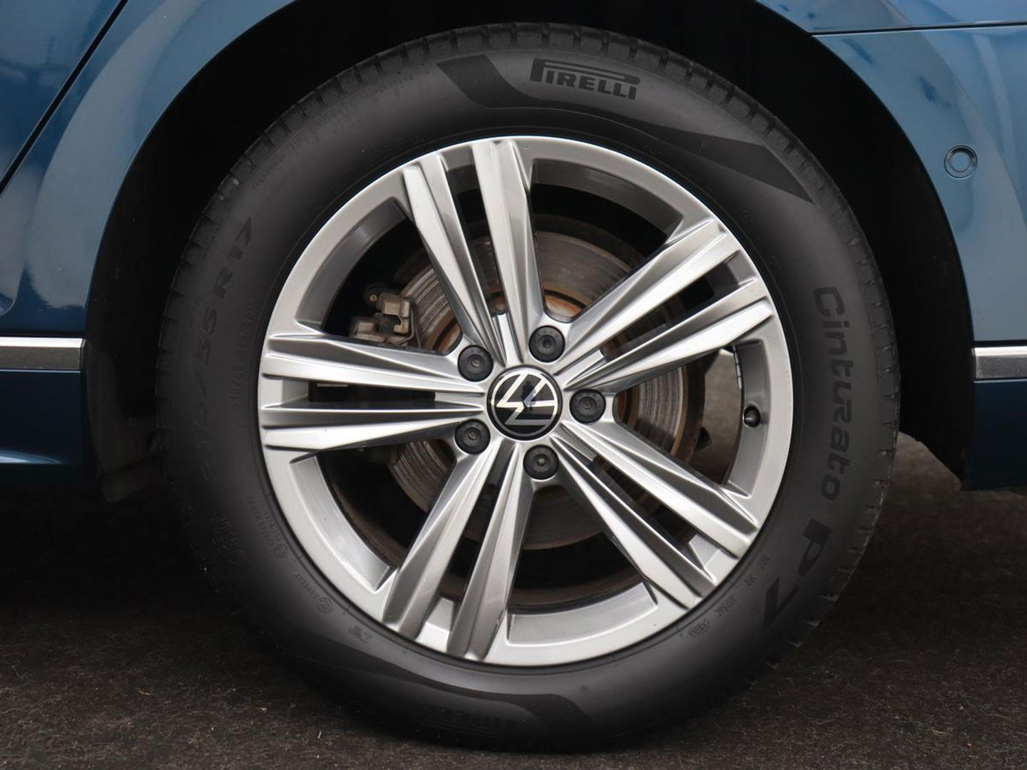 Volkswagen Passat 1.5 TSI R-Line | Panoramadak | Trekhaak | Matrix LED | Stoelverwarming | Adaptive cruise | Leder/Alcantara | Camera | Carplay | Keyless | Climate control | Parkeerhulp