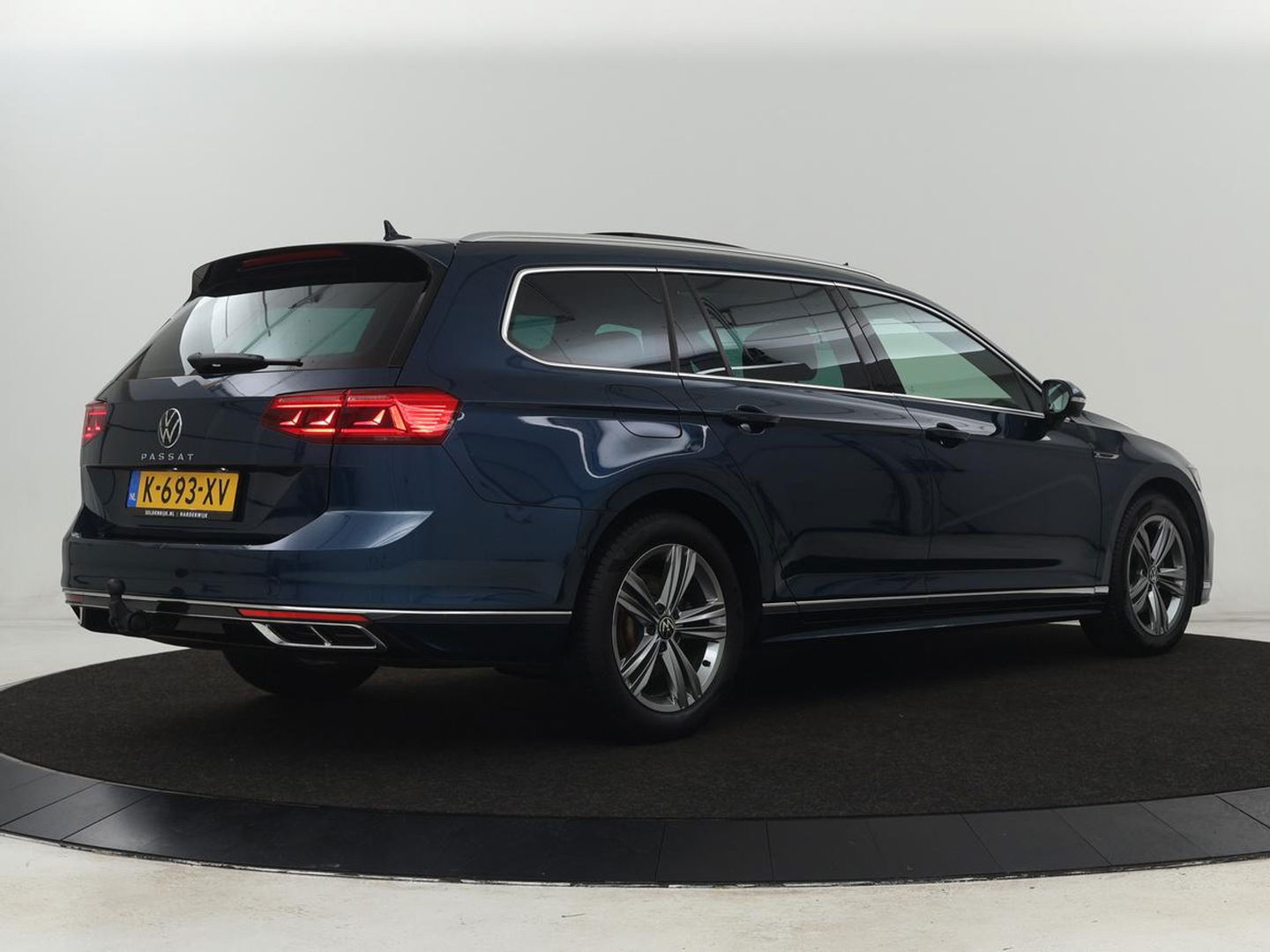 Volkswagen Passat 1.5 TSI R-Line | Panoramadak | Trekhaak | Matrix LED | Stoelverwarming | Adaptive cruise | Leder/Alcantara | Camera | Carplay | Keyless | Climate control | Parkeerhulp