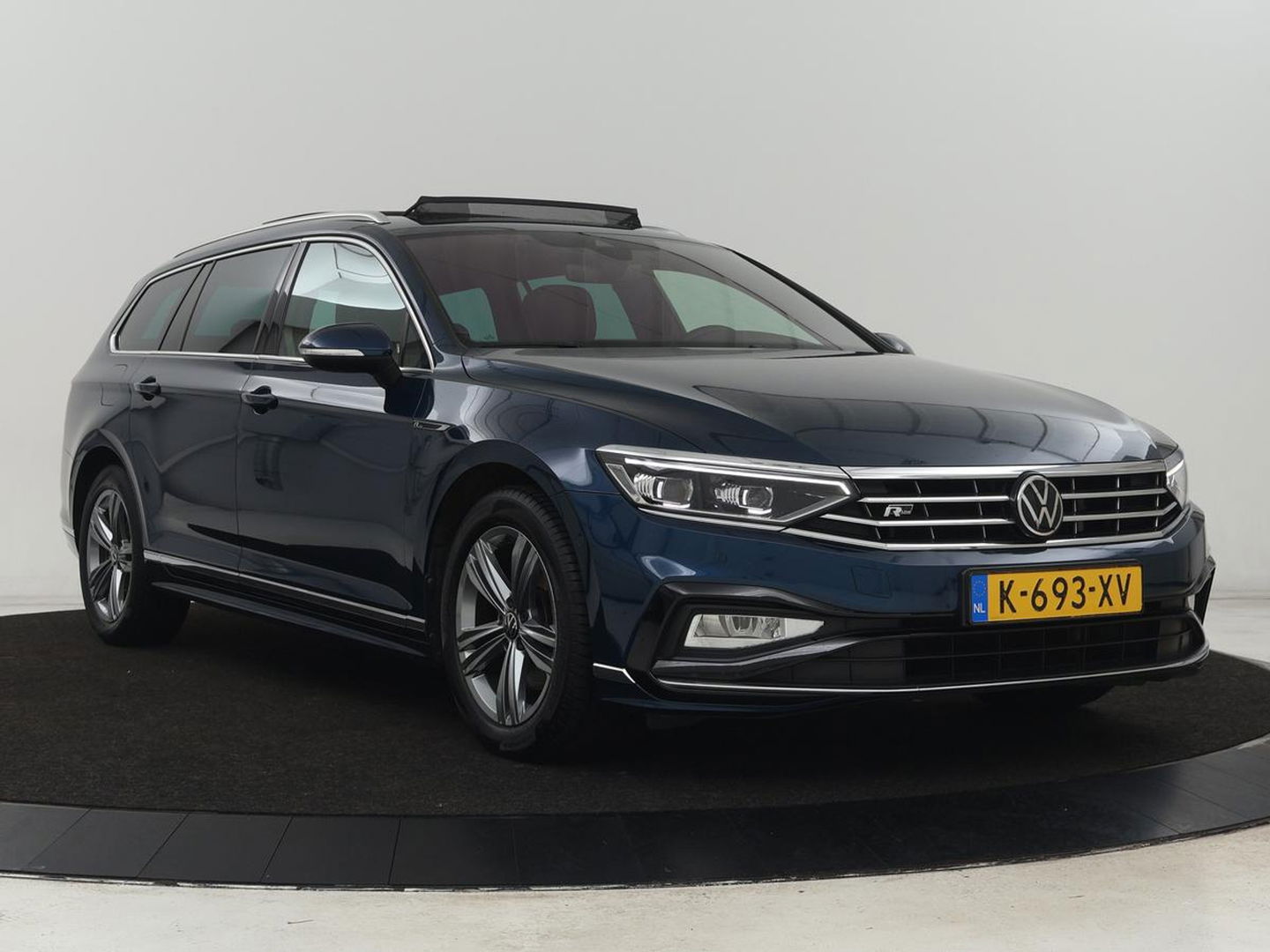 Volkswagen Passat 1.5 TSI R-Line | Panoramadak | Trekhaak | Matrix LED | Stoelverwarming | Adaptive cruise | Leder/Alcantara | Camera | Carplay | Keyless | Climate control | Parkeerhulp