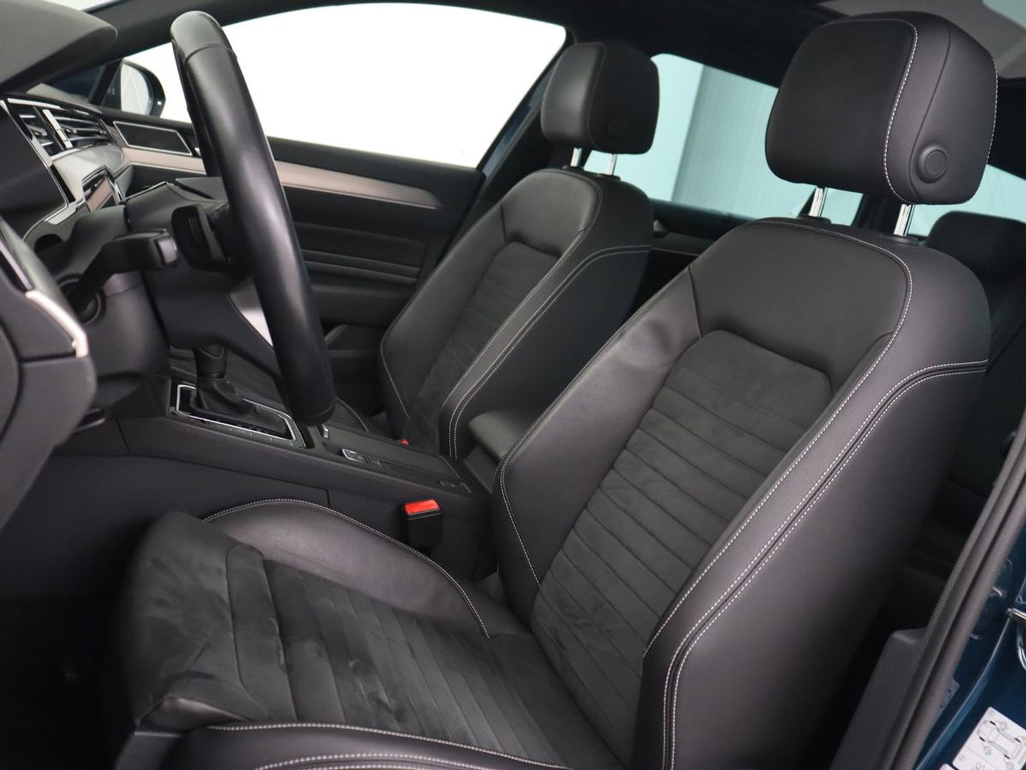 Volkswagen Passat 1.5 TSI R-Line | Panoramadak | Trekhaak | Matrix LED | Stoelverwarming | Adaptive cruise | Leder/Alcantara | Camera | Carplay | Keyless | Climate control | Parkeerhulp