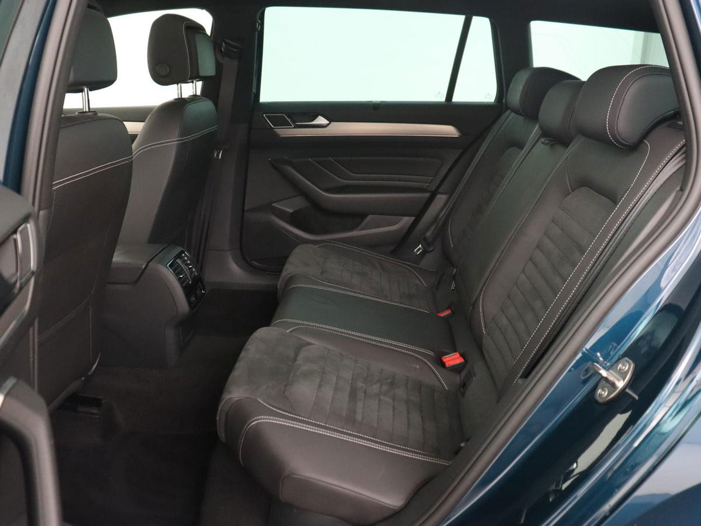 Volkswagen Passat 1.5 TSI R-Line | Panoramadak | Trekhaak | Matrix LED | Stoelverwarming | Adaptive cruise | Leder/Alcantara | Camera | Carplay | Keyless | Climate control | Parkeerhulp