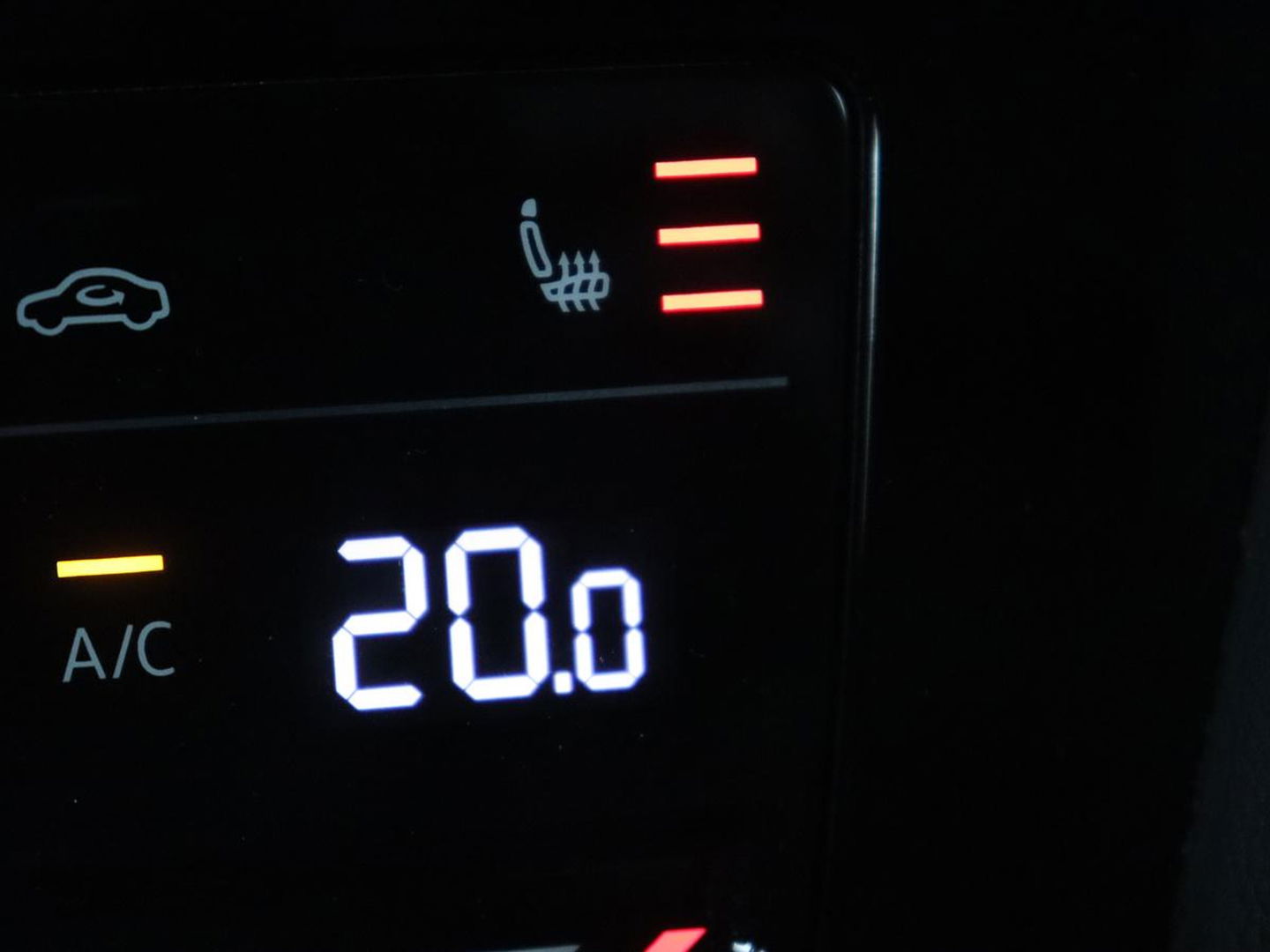 Volkswagen Passat 1.5 TSI R-Line | Panoramadak | Trekhaak | Matrix LED | Stoelverwarming | Adaptive cruise | Leder/Alcantara | Camera | Carplay | Keyless | Climate control | Parkeerhulp