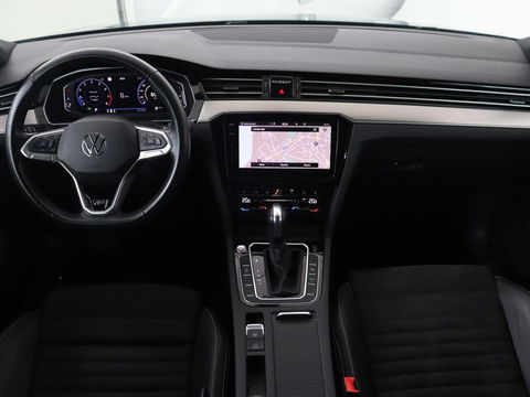 Volkswagen Passat 1.5 TSI R-Line | Panoramadak | Trekhaak | Matrix LED | Stoelverwarming | Adaptive cruise | Leder/Alcantara | Camera | Carplay | Keyless | Climate control | Parkeerhulp