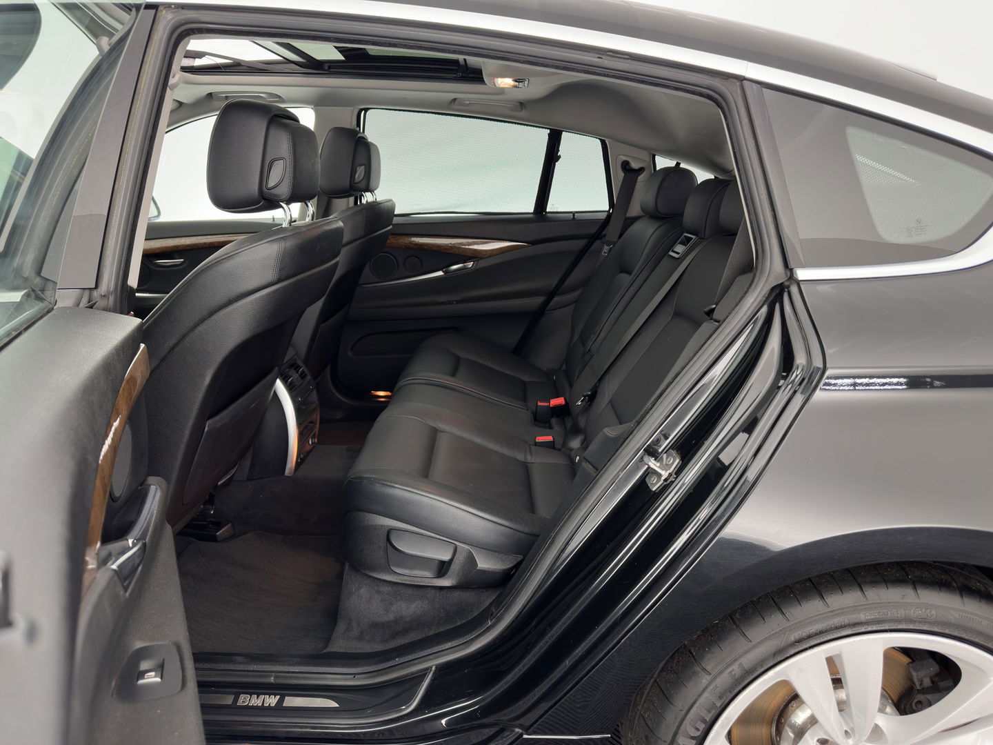 BMW 5 Serie Gran Turismo 530d High Executive Aut. *PANO | LUXURY-LEATHER | NAVI-FULLMAP | BI-XENON | CRUISE | HIFI-SOUND | HEATED-COMFORTSEATS | AMBIENT-LIGHT | CAMERA | PDC | TOWBAR | WOODEN-INLAY |  20'' ALU*