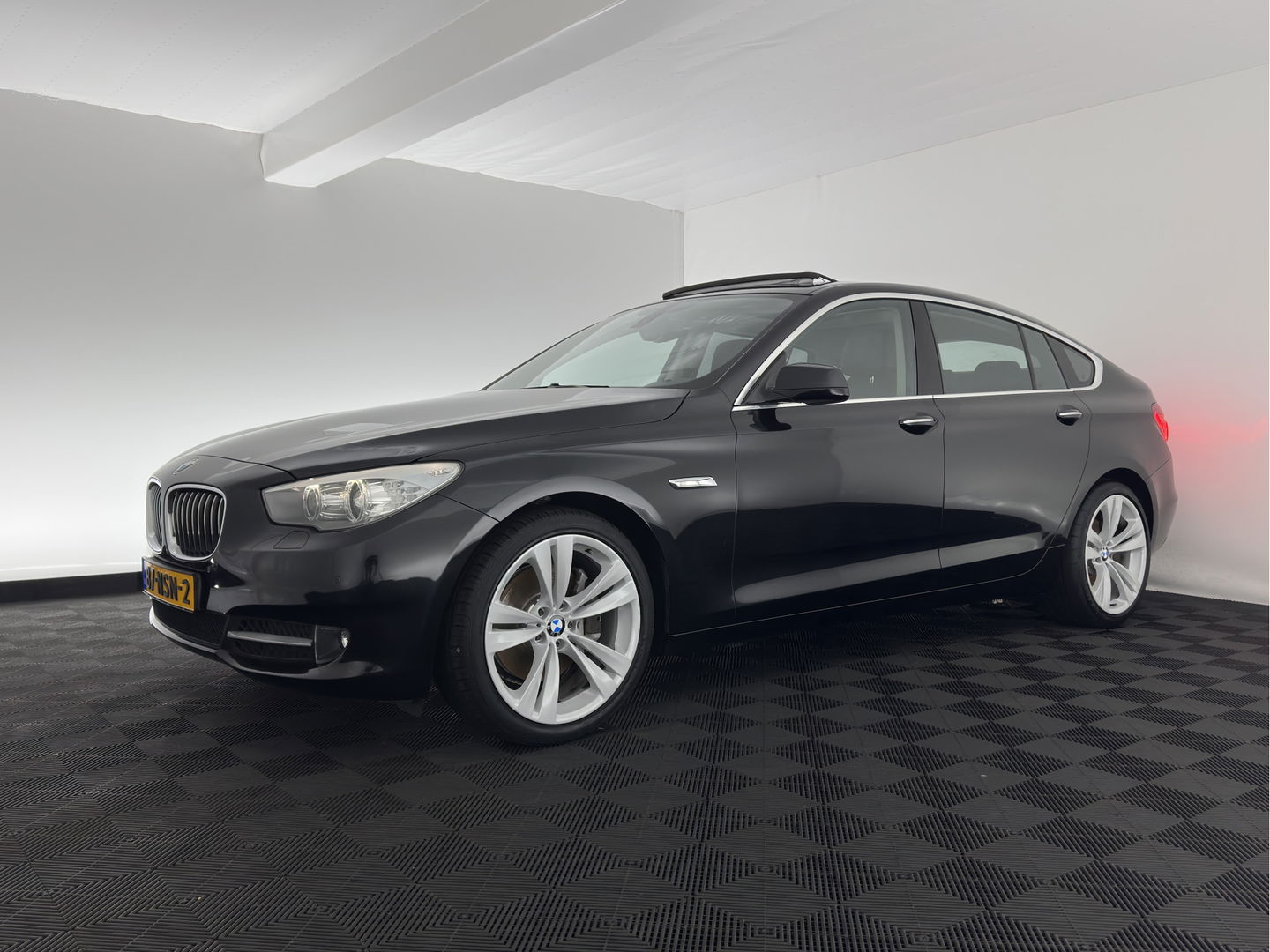 BMW 5 Serie Gran Turismo 530d High Executive Aut. *PANO | LUXURY-LEATHER | NAVI-FULLMAP | BI-XENON | CRUISE | HIFI-SOUND | HEATED-COMFORTSEATS | AMBIENT-LIGHT | CAMERA | PDC | TOWBAR | WOODEN-INLAY |  20'' ALU*