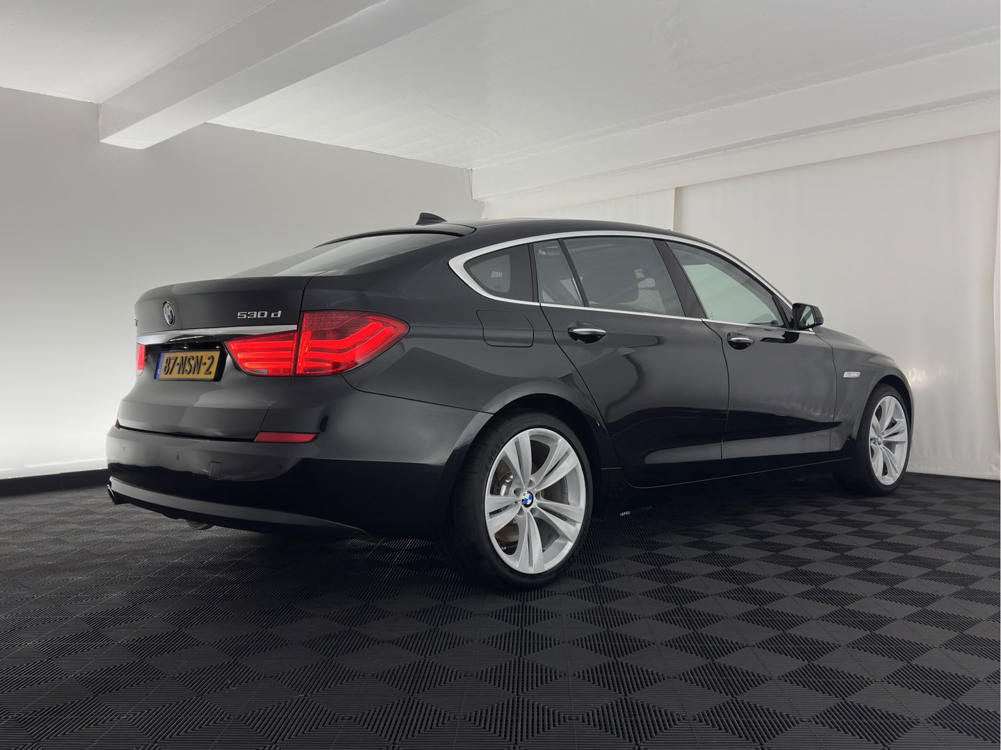BMW 5 Serie Gran Turismo 530d High Executive Aut. *PANO | LUXURY-LEATHER | NAVI-FULLMAP | BI-XENON | CRUISE | HIFI-SOUND | HEATED-COMFORTSEATS | AMBIENT-LIGHT | CAMERA | PDC | TOWBAR | WOODEN-INLAY |  20'' ALU*