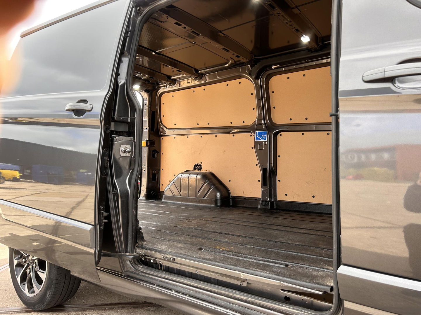 Ford Transit Custom Sport 2.0 185PK L2H1 320 | BOMVOL | LED | STOELVERWARMING | CARPLAY | AUTOMAAT