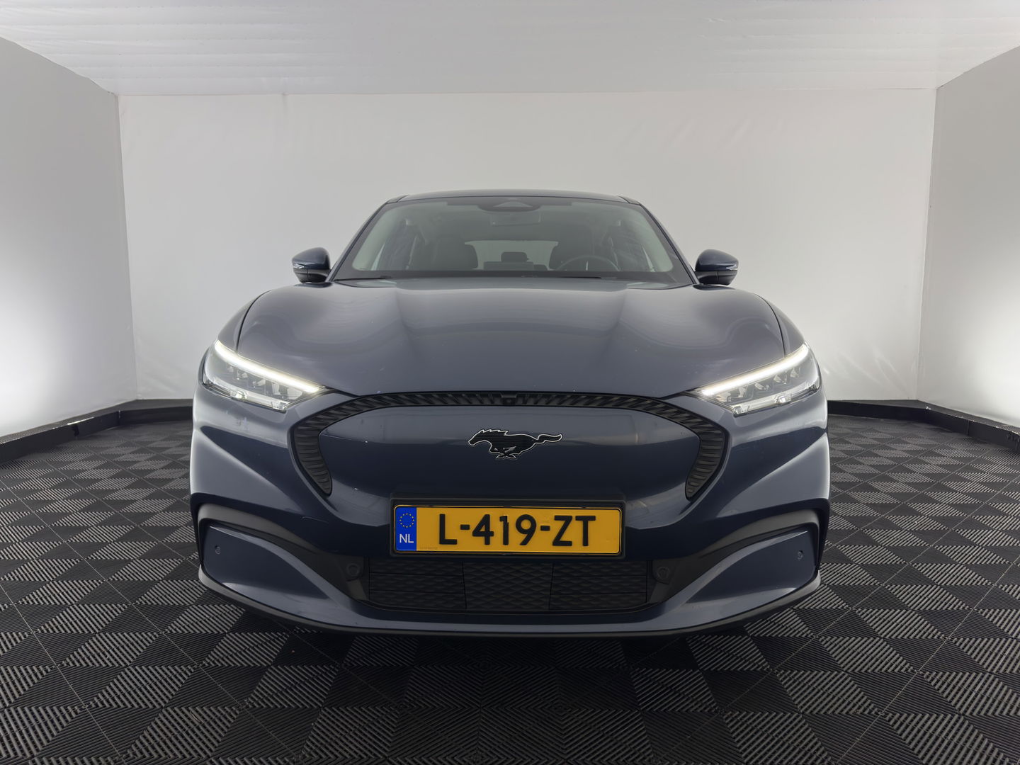 Ford Mustang Mach-E RWD 75 kWh [3-Fase ] {SOH-90%} (INCL-BTW) Aut.*LUXURY-LEATHER | FULL-LED | DAB | DIGI-COCKPIT | KEYLESS | NAVI-FULLMAP | CARPLAY | HEATED-COMFORTSEATS | TOPVIEW |  ADAPTIVE-CRUISE | PRIVACY-GLASS | 18'' ALU*