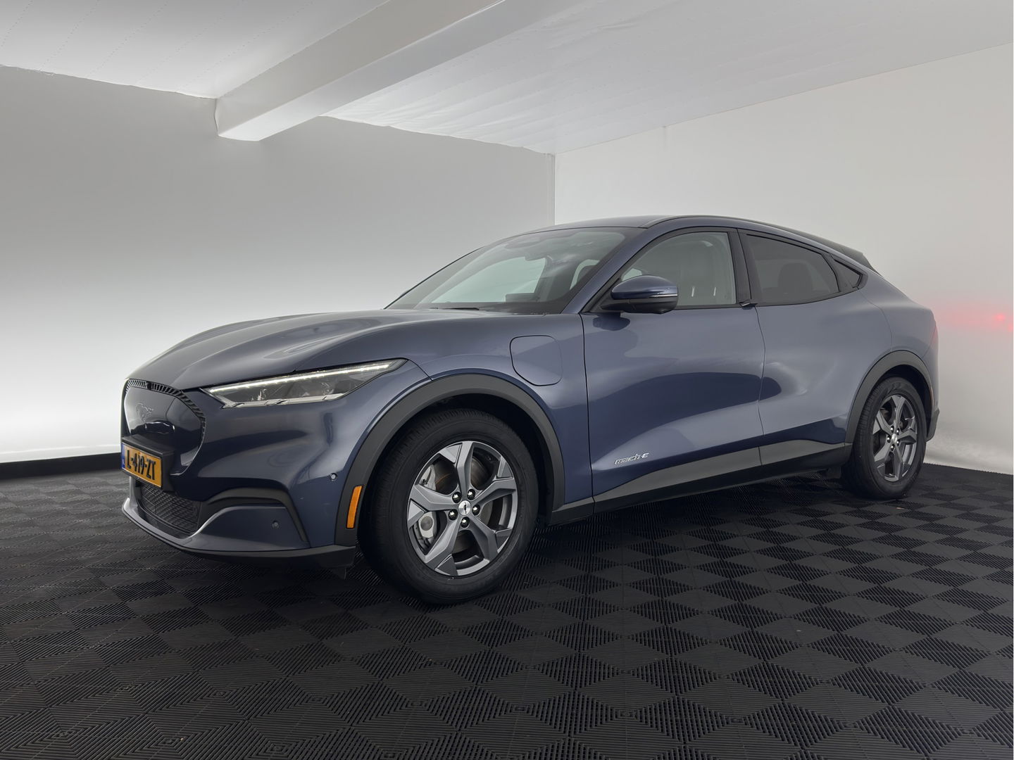 Ford Mustang Mach-E RWD 75 kWh [3-Fase ] {SOH-90%} (INCL-BTW) Aut.*LUXURY-LEATHER | FULL-LED | DAB | DIGI-COCKPIT | KEYLESS | NAVI-FULLMAP | CARPLAY | HEATED-COMFORTSEATS | TOPVIEW |  ADAPTIVE-CRUISE | PRIVACY-GLASS | 18'' ALU*