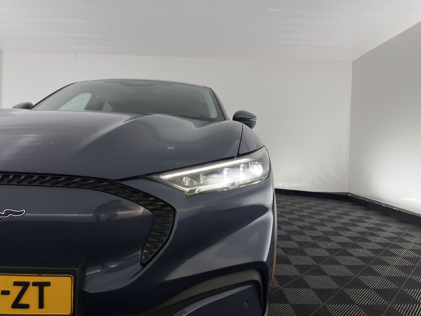 Ford Mustang Mach-E RWD 75 kWh [3-Fase ] {SOH-90%} (INCL-BTW) Aut.*LUXURY-LEATHER | FULL-LED | DAB | DIGI-COCKPIT | KEYLESS | NAVI-FULLMAP | CARPLAY | HEATED-COMFORTSEATS | TOPVIEW |  ADAPTIVE-CRUISE | PRIVACY-GLASS | 18'' ALU*