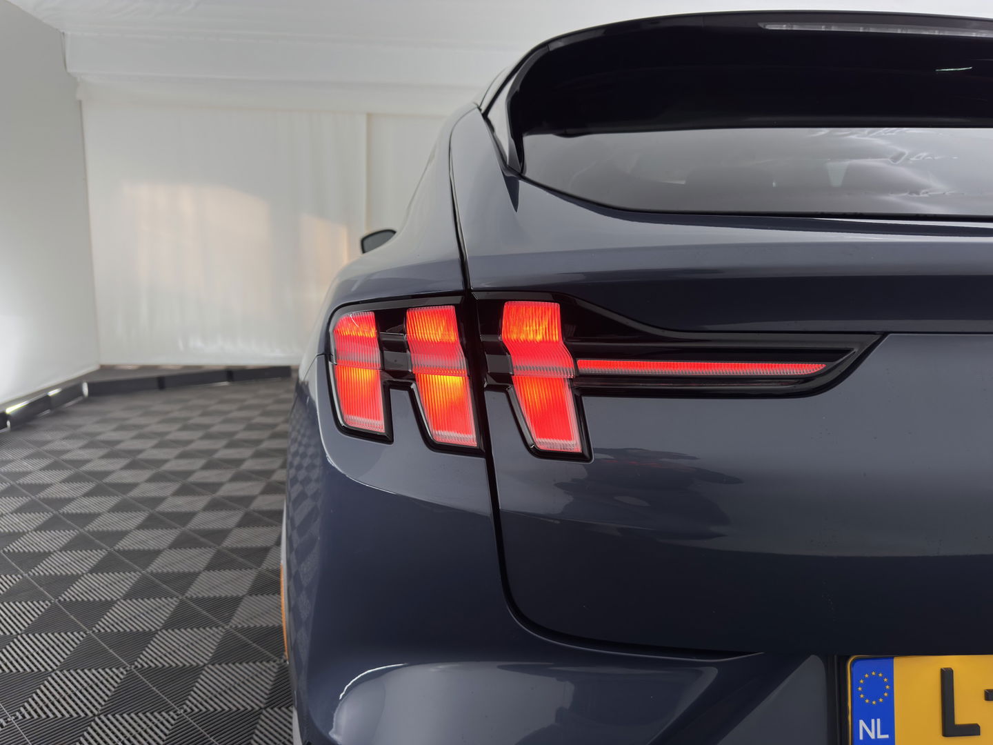 Ford Mustang Mach-E RWD 75 kWh [3-Fase ] {SOH-90%} (INCL-BTW) Aut.*LUXURY-LEATHER | FULL-LED | DAB | DIGI-COCKPIT | KEYLESS | NAVI-FULLMAP | CARPLAY | HEATED-COMFORTSEATS | TOPVIEW |  ADAPTIVE-CRUISE | PRIVACY-GLASS | 18'' ALU*