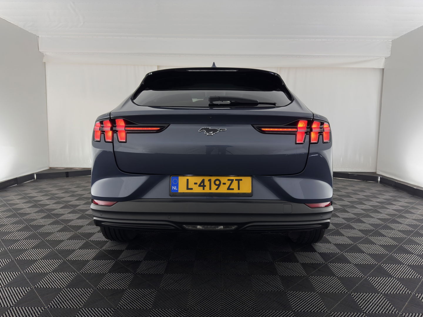 Ford Mustang Mach-E RWD 75 kWh [3-Fase ] {SOH-90%} (INCL-BTW) Aut.*LUXURY-LEATHER | FULL-LED | DAB | DIGI-COCKPIT | KEYLESS | NAVI-FULLMAP | CARPLAY | HEATED-COMFORTSEATS | TOPVIEW |  ADAPTIVE-CRUISE | PRIVACY-GLASS | 18'' ALU*