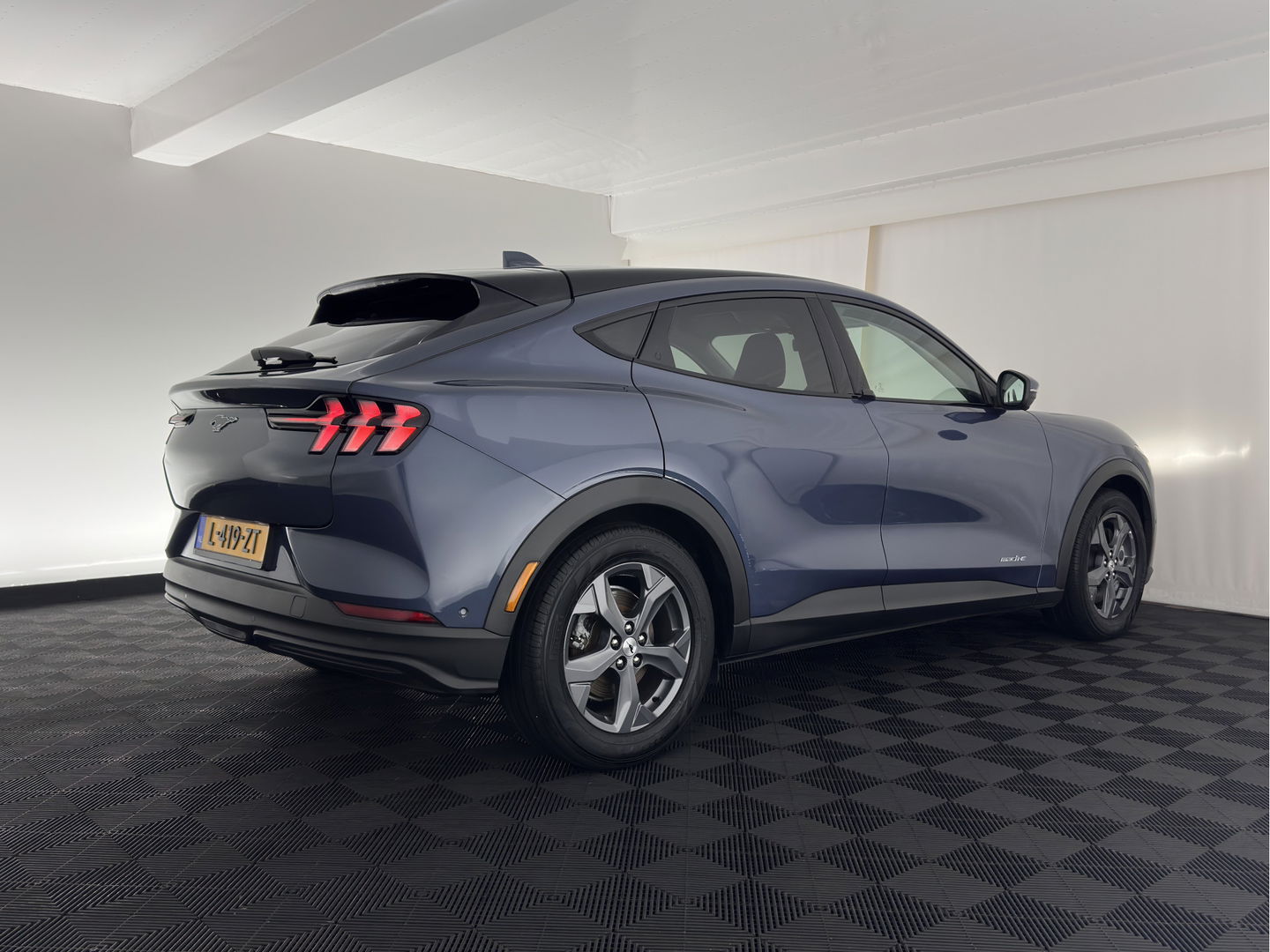 Ford Mustang Mach-E RWD 75 kWh [3-Fase ] {SOH-90%} (INCL-BTW) Aut.*LUXURY-LEATHER | FULL-LED | DAB | DIGI-COCKPIT | KEYLESS | NAVI-FULLMAP | CARPLAY | HEATED-COMFORTSEATS | TOPVIEW |  ADAPTIVE-CRUISE | PRIVACY-GLASS | 18'' ALU*