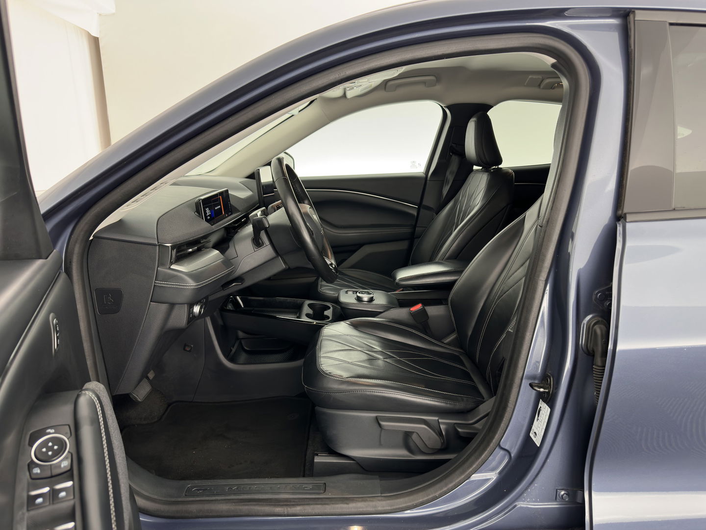 Ford Mustang Mach-E RWD 75 kWh [3-Fase ] {SOH-90%} (INCL-BTW) Aut.*LUXURY-LEATHER | FULL-LED | DAB | DIGI-COCKPIT | KEYLESS | NAVI-FULLMAP | CARPLAY | HEATED-COMFORTSEATS | TOPVIEW |  ADAPTIVE-CRUISE | PRIVACY-GLASS | 18'' ALU*