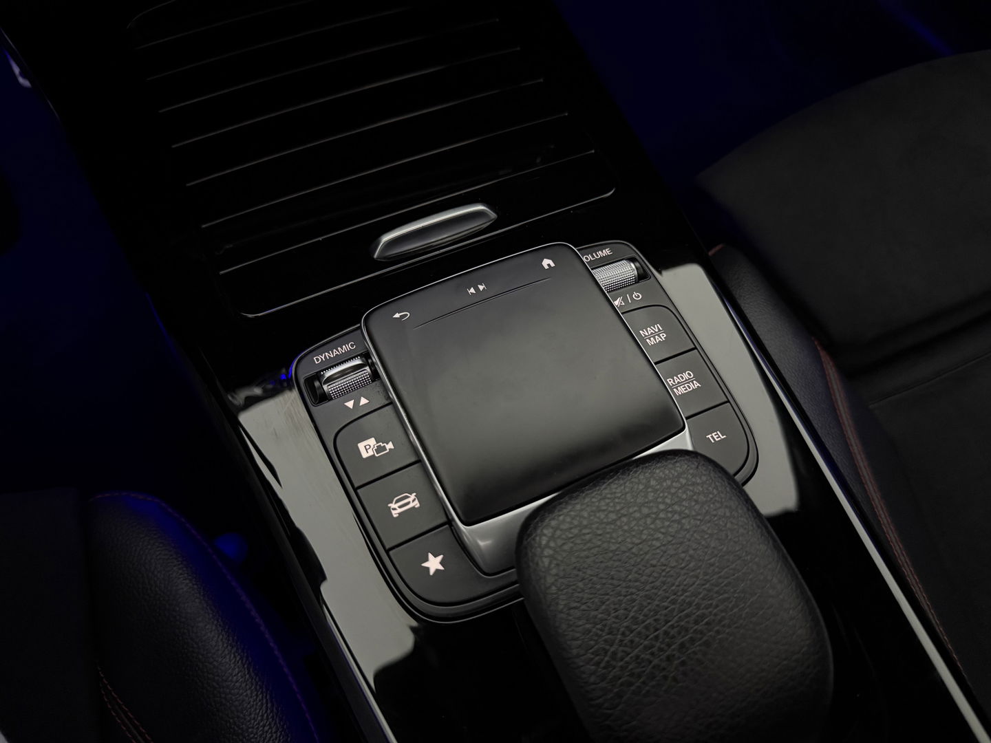 Mercedes-Benz CLA-Klasse 180 AMG | Pano | Sfeerverl. | Memory | Burmester | Virtual | Carplay | Camera | Adap. Cruise | NAP