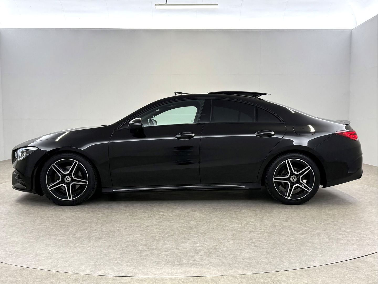 Mercedes-Benz CLA-Klasse 180 AMG | Pano | Sfeerverl. | Memory | Burmester | Virtual | Carplay | Camera | Adap. Cruise | NAP