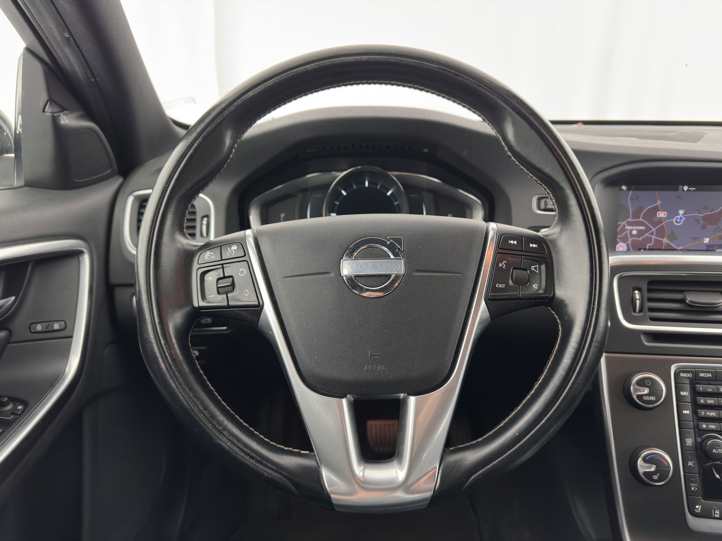 Volvo V60 2.4 D6 AWD Plug-In Hybrid Summum (PLUG-IN) AUT.* NAVI-FULLMAP | CRUISE | BI-XENON | HEATED-SPORTSEATS | LEATHER | CAMERA | TOWBAR | 17'' ALU*