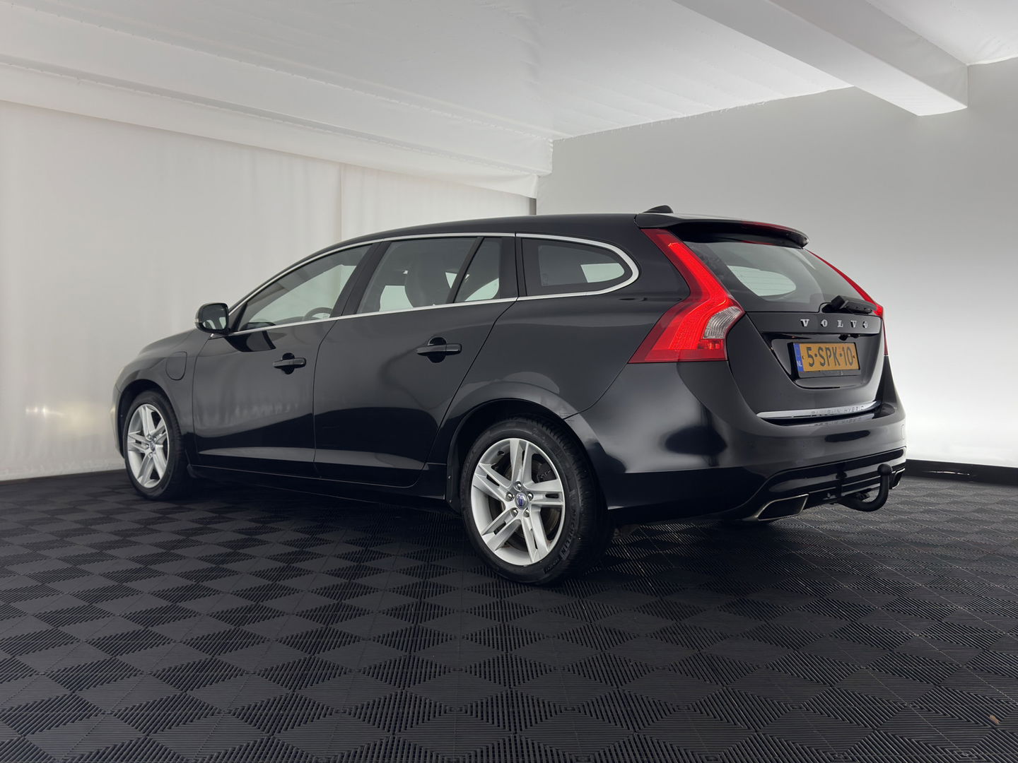 Volvo V60 2.4 D6 AWD Plug-In Hybrid Summum (PLUG-IN) AUT.* NAVI-FULLMAP | CRUISE | BI-XENON | HEATED-SPORTSEATS | LEATHER | CAMERA | TOWBAR | 17'' ALU*