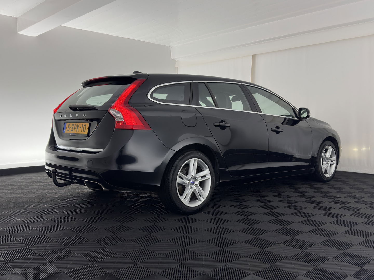 Volvo V60 2.4 D6 AWD Plug-In Hybrid Summum (PLUG-IN) AUT.* NAVI-FULLMAP | CRUISE | BI-XENON | HEATED-SPORTSEATS | LEATHER | CAMERA | TOWBAR | 17'' ALU*