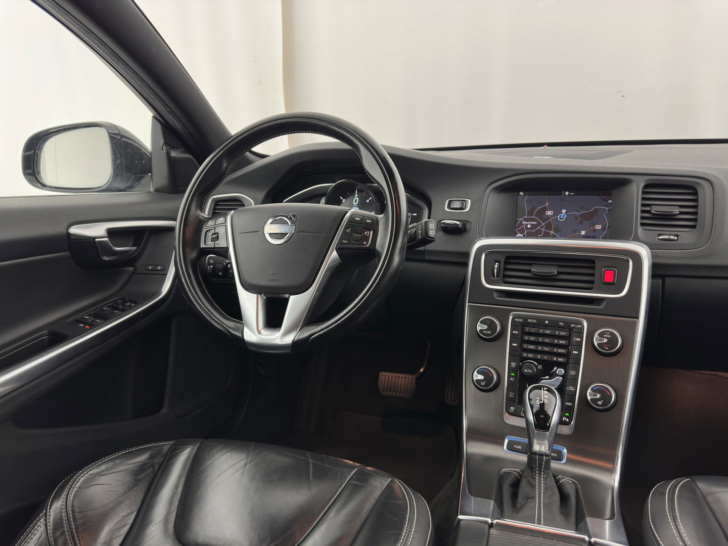 Volvo V60 2.4 D6 AWD Plug-In Hybrid Summum (PLUG-IN) AUT.* NAVI-FULLMAP | CRUISE | BI-XENON | HEATED-SPORTSEATS | LEATHER | CAMERA | TOWBAR | 17'' ALU*