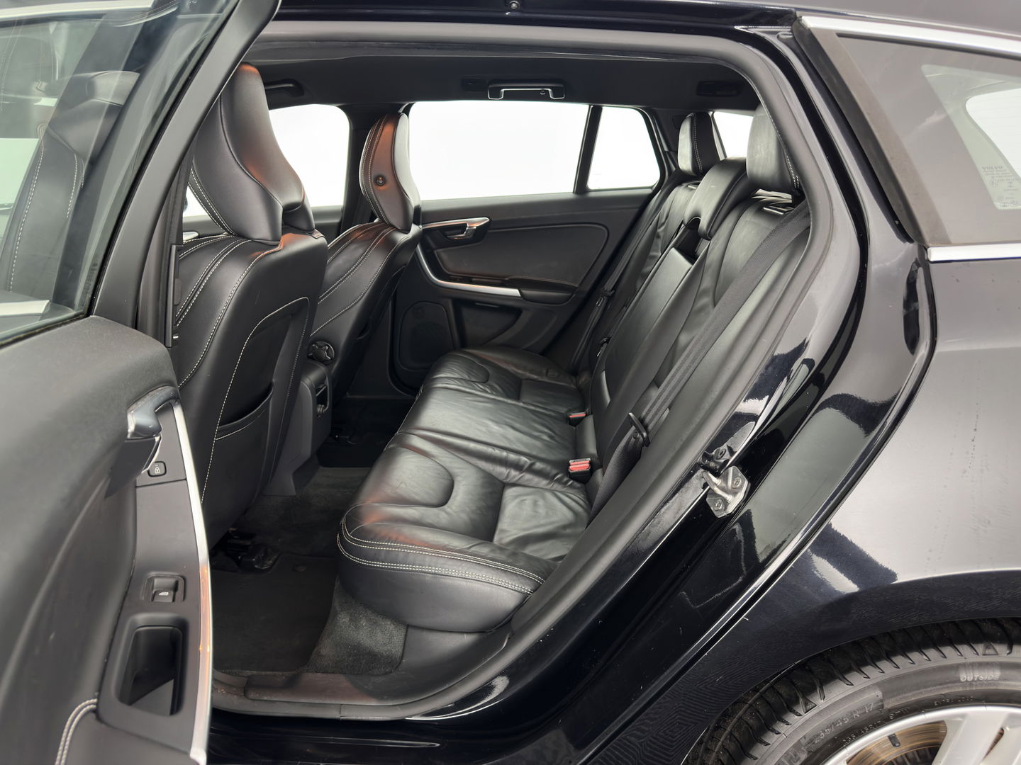 Volvo V60 2.4 D6 AWD Plug-In Hybrid Summum (PLUG-IN) AUT.* NAVI-FULLMAP | CRUISE | BI-XENON | HEATED-SPORTSEATS | LEATHER | CAMERA | TOWBAR | 17'' ALU*