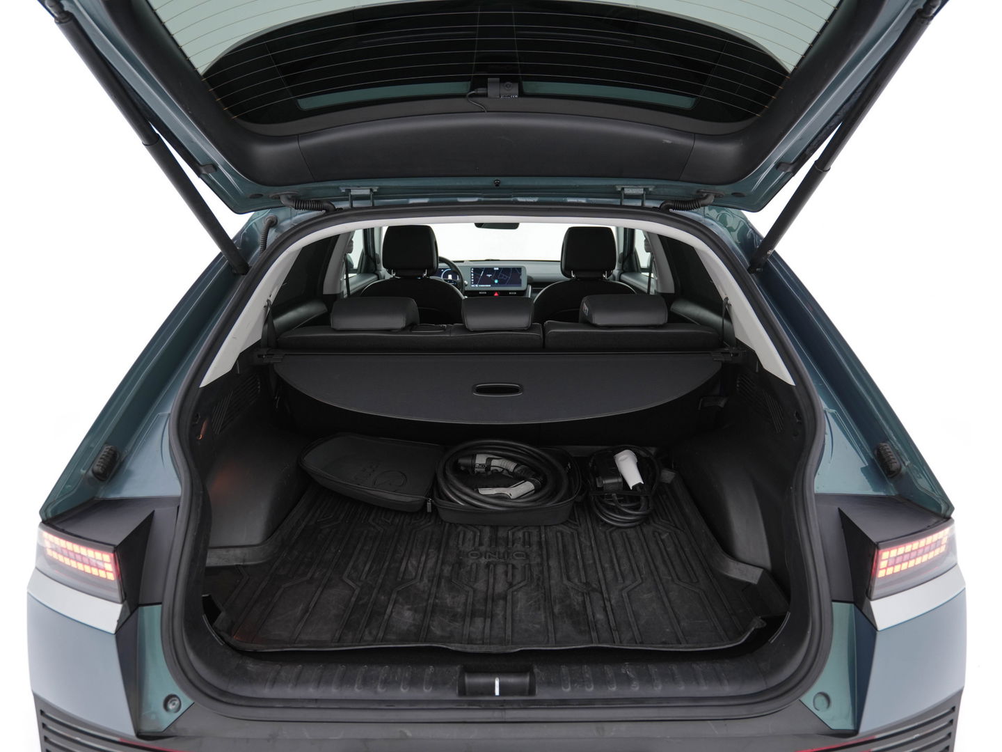 Hyundai IONIQ 5 Connect+ AWD 77.4 kWh [3-FASE] { SOH-} (INCL-BTW) Aut.* HEATPUMP | LUXURY-LEATHER | BOSE-AUDIO | FULL-LED | DIGI-COCKPIT | AMBIENT-LIGHT | DAB | SHIFT-PADDLES | HEAD-UP | NAVI-FULLMAP | KEYLESS | CAMERA | HEATED-COMFORTSEATS | ...