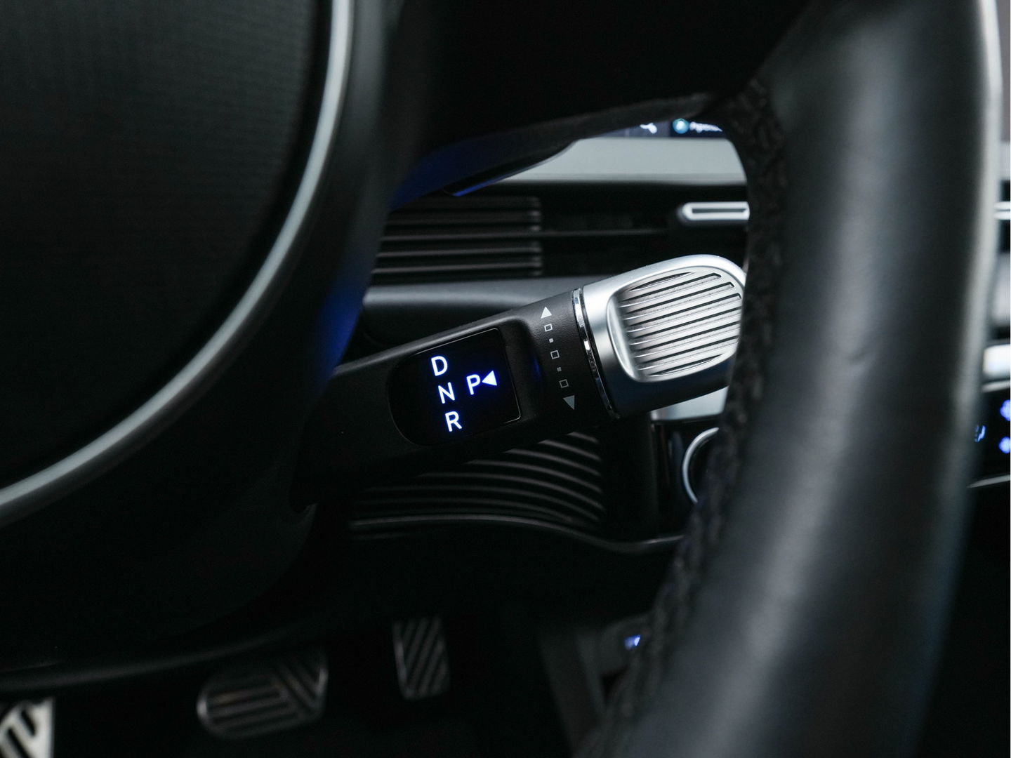 Hyundai IONIQ 5 Connect+ AWD 77.4 kWh [3-FASE] { SOH-92% } (INCL-BTW) Aut.* HEATPUMP | LEATHER | BOSE-AUDIO | FULL-LED | DIGI-COCKPIT | AMBIENT-LIGHT | DAB | SHIFT-PADDLES | HEAD-UP | NAVI-FULLMAP | KEYLESS | CAMERA | HEATED-COMFORTSEATS | ...