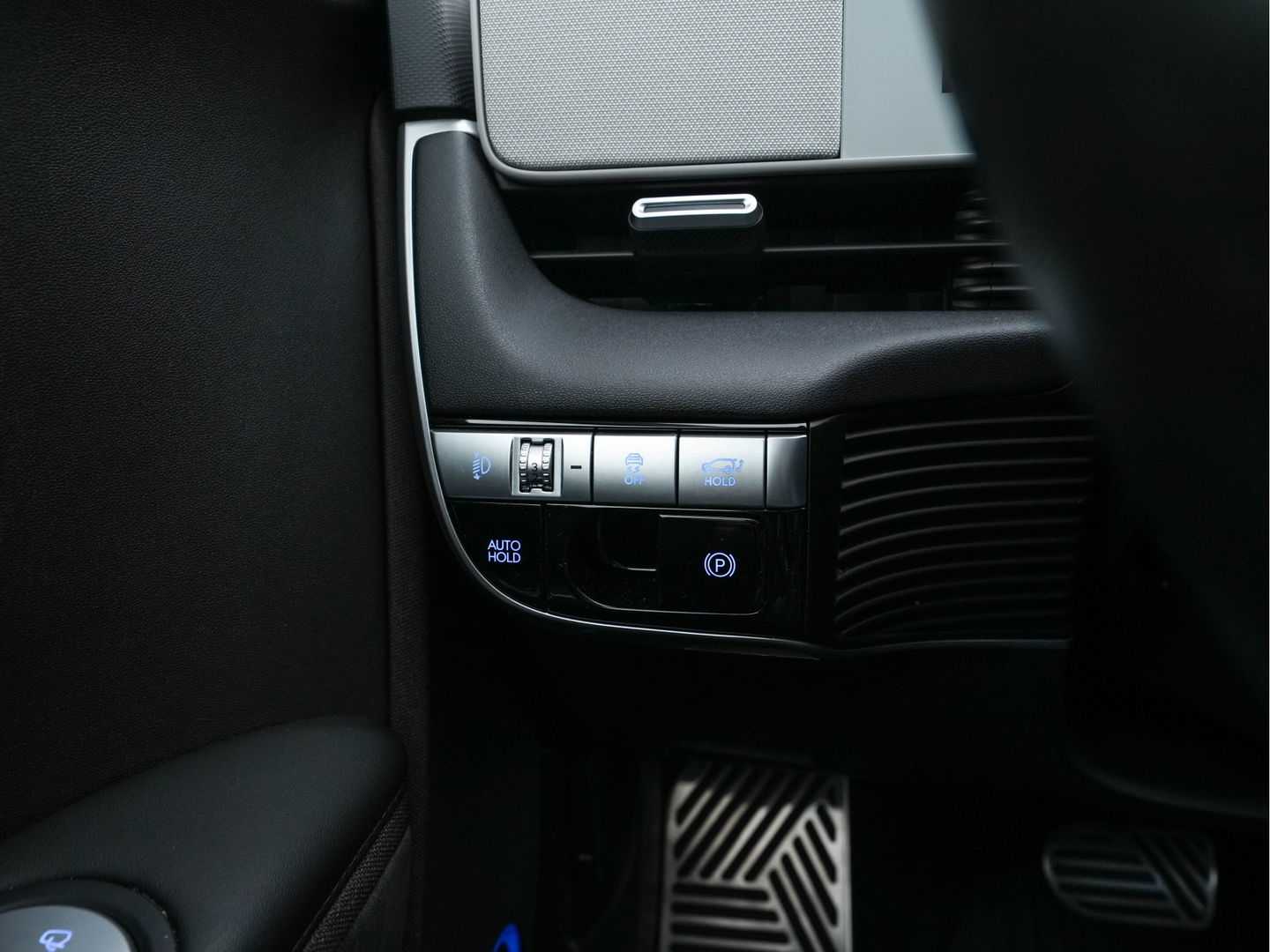 Hyundai IONIQ 5 Connect+ AWD 77.4 kWh [3-FASE] { SOH-} (INCL-BTW) Aut.* HEATPUMP | LUXURY-LEATHER | BOSE-AUDIO | FULL-LED | DIGI-COCKPIT | AMBIENT-LIGHT | DAB | SHIFT-PADDLES | HEAD-UP | NAVI-FULLMAP | KEYLESS | CAMERA | HEATED-COMFORTSEATS | ...