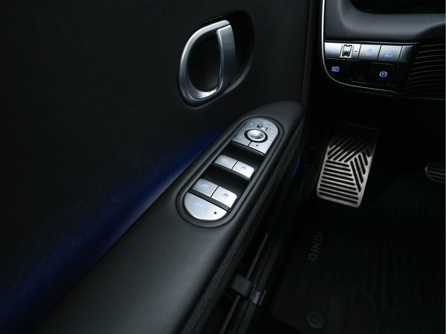 Hyundai IONIQ 5 Connect+ AWD 77.4 kWh [3-FASE] { SOH-92% } (INCL-BTW) Aut.* HEATPUMP | LEATHER | BOSE-AUDIO | FULL-LED | DIGI-COCKPIT | AMBIENT-LIGHT | DAB | SHIFT-PADDLES | HEAD-UP | NAVI-FULLMAP | KEYLESS | CAMERA | HEATED-COMFORTSEATS | ...