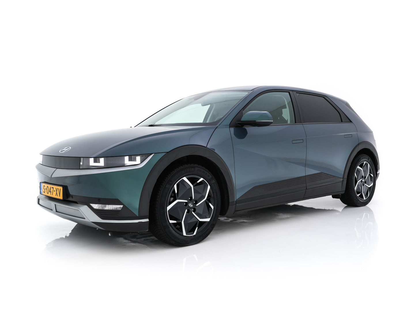 Hyundai IONIQ 5 Connect+ AWD 77.4 kWh [3-FASE] { SOH-} (INCL-BTW) Aut.* HEATPUMP | LUXURY-LEATHER | BOSE-AUDIO | FULL-LED | DIGI-COCKPIT | AMBIENT-LIGHT | DAB | SHIFT-PADDLES | HEAD-UP | NAVI-FULLMAP | KEYLESS | CAMERA | HEATED-COMFORTSEATS | ...