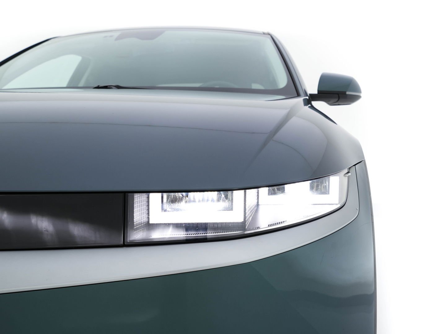 Hyundai IONIQ 5 Connect+ AWD 77.4 kWh [3-FASE] { SOH-92% } (INCL-BTW) Aut.* HEATPUMP | LEATHER | BOSE-AUDIO | FULL-LED | DIGI-COCKPIT | AMBIENT-LIGHT | DAB | SHIFT-PADDLES | HEAD-UP | NAVI-FULLMAP | KEYLESS | CAMERA | HEATED-COMFORTSEATS | ...