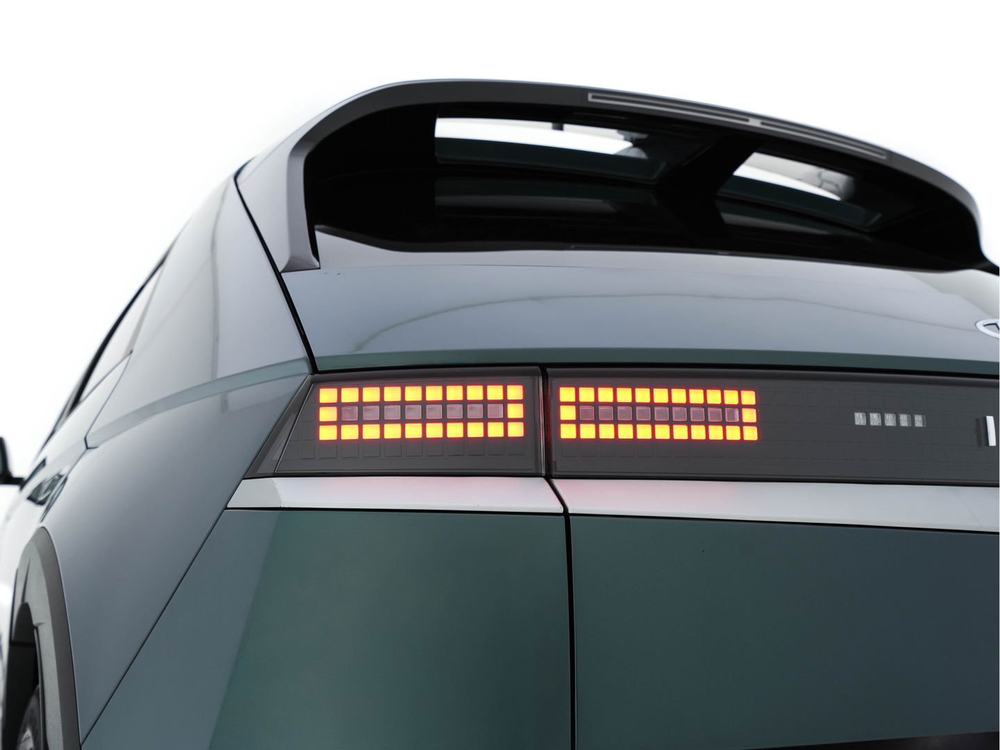 Hyundai IONIQ 5 Connect+ AWD 77.4 kWh [3-FASE] { SOH-} (INCL-BTW) Aut.* HEATPUMP | LUXURY-LEATHER | BOSE-AUDIO | FULL-LED | DIGI-COCKPIT | AMBIENT-LIGHT | DAB | SHIFT-PADDLES | HEAD-UP | NAVI-FULLMAP | KEYLESS | CAMERA | HEATED-COMFORTSEATS | ...