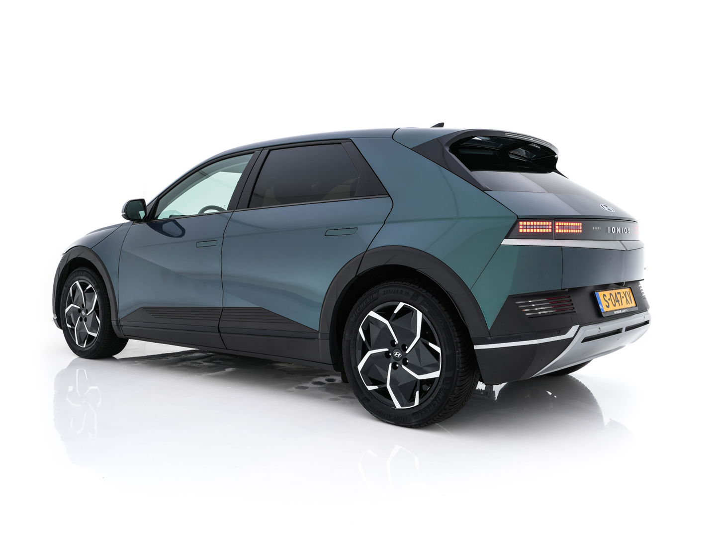 Hyundai IONIQ 5 Connect+ AWD 77.4 kWh [3-FASE] { SOH-92% } (INCL-BTW) Aut.* HEATPUMP | LEATHER | BOSE-AUDIO | FULL-LED | DIGI-COCKPIT | AMBIENT-LIGHT | DAB | SHIFT-PADDLES | HEAD-UP | NAVI-FULLMAP | KEYLESS | CAMERA | HEATED-COMFORTSEATS | ...