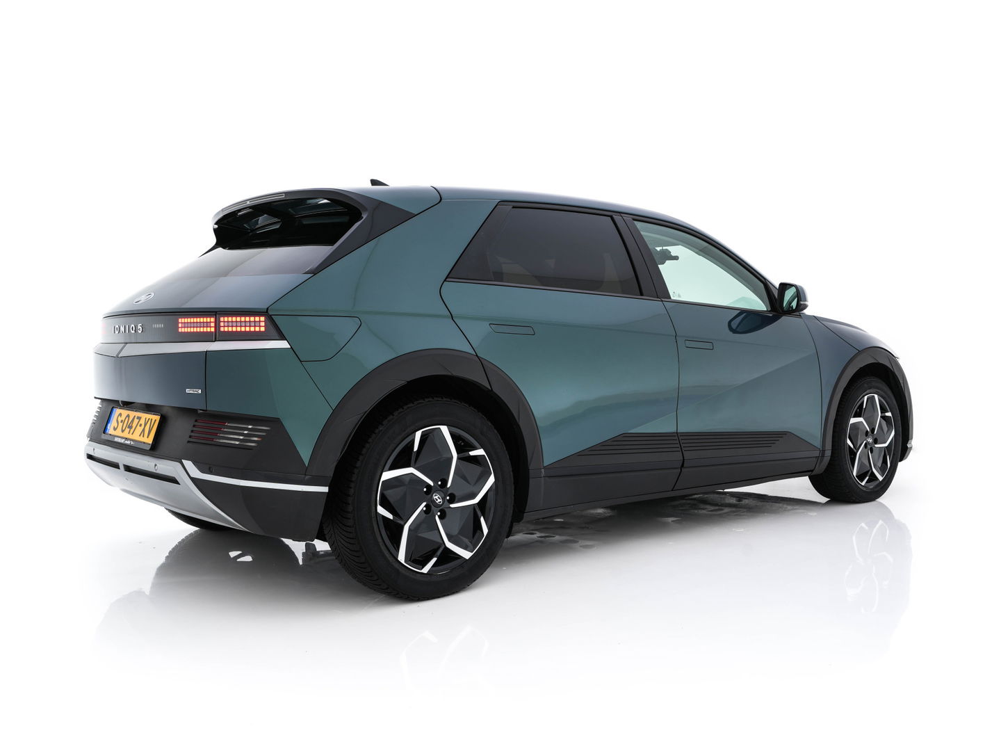 Hyundai IONIQ 5 Connect+ AWD 77.4 kWh [3-FASE] { SOH-92% } (INCL-BTW) Aut.* HEATPUMP | LEATHER | BOSE-AUDIO | FULL-LED | DIGI-COCKPIT | AMBIENT-LIGHT | DAB | SHIFT-PADDLES | HEAD-UP | NAVI-FULLMAP | KEYLESS | CAMERA | HEATED-COMFORTSEATS | ...