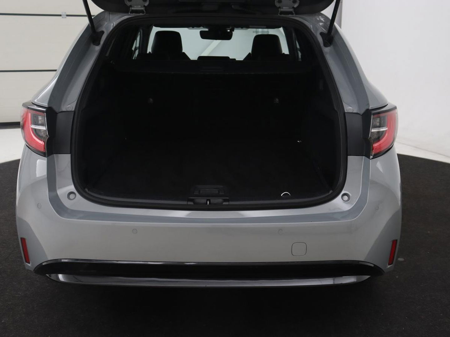 Toyota Corolla 1.8 Hybrid GR-Sport | Stoelverwarming | Carplay | Camera | Sportstoelen | Adaptive cruise | Keyless | Full LED | Park Assist | Climate control | DAB | Digital Cockpit | Getint glas