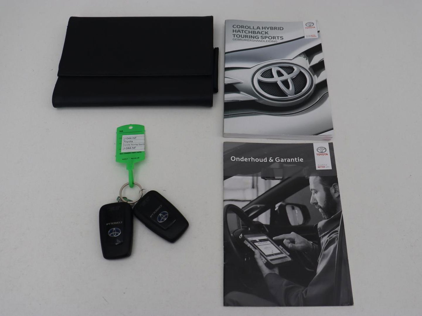 Toyota Corolla 1.8 Hybrid GR-Sport | Stoelverwarming | Carplay | Camera | Sportstoelen | Adaptive cruise | Keyless | Full LED | Park Assist | Climate control | DAB | Digital Cockpit | Getint glas