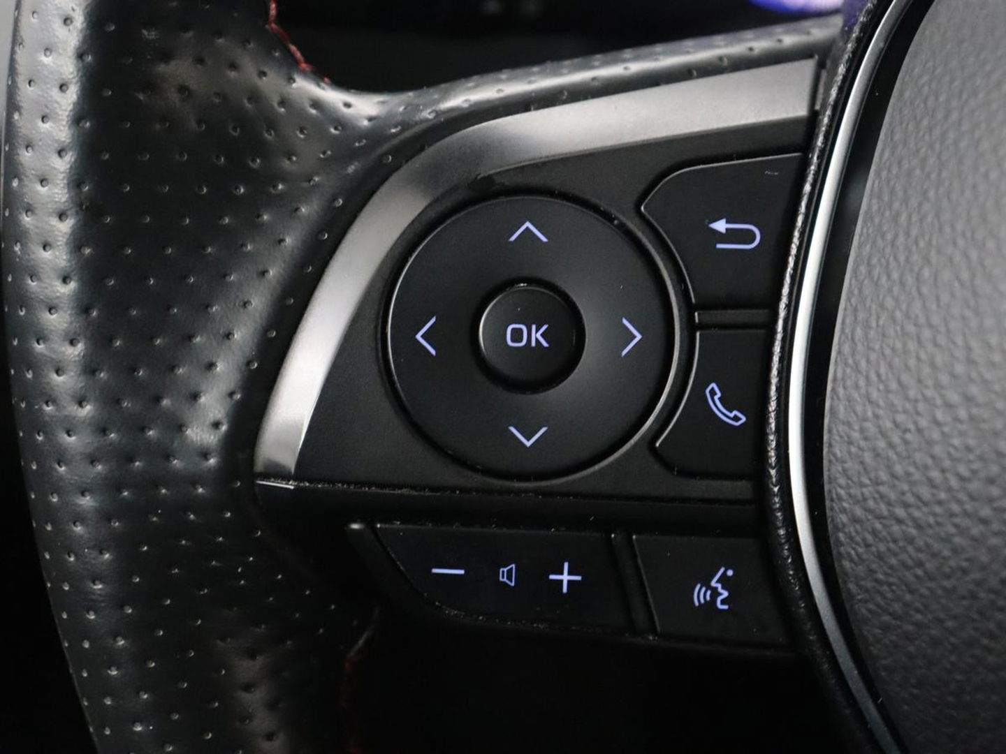 Toyota Corolla 1.8 Hybrid GR-Sport | Stoelverwarming | Carplay | Camera | Sportstoelen | Adaptive cruise | Keyless | Full LED | Park Assist | Climate control | DAB | Digital Cockpit | Getint glas