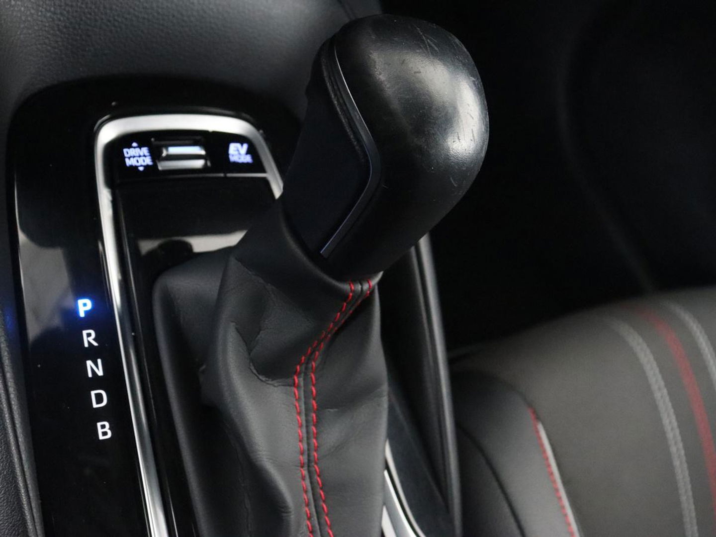 Toyota Corolla 1.8 Hybrid GR-Sport | Stoelverwarming | Carplay | Camera | Sportstoelen | Adaptive cruise | Keyless | Full LED | Park Assist | Climate control | DAB | Digital Cockpit | Getint glas