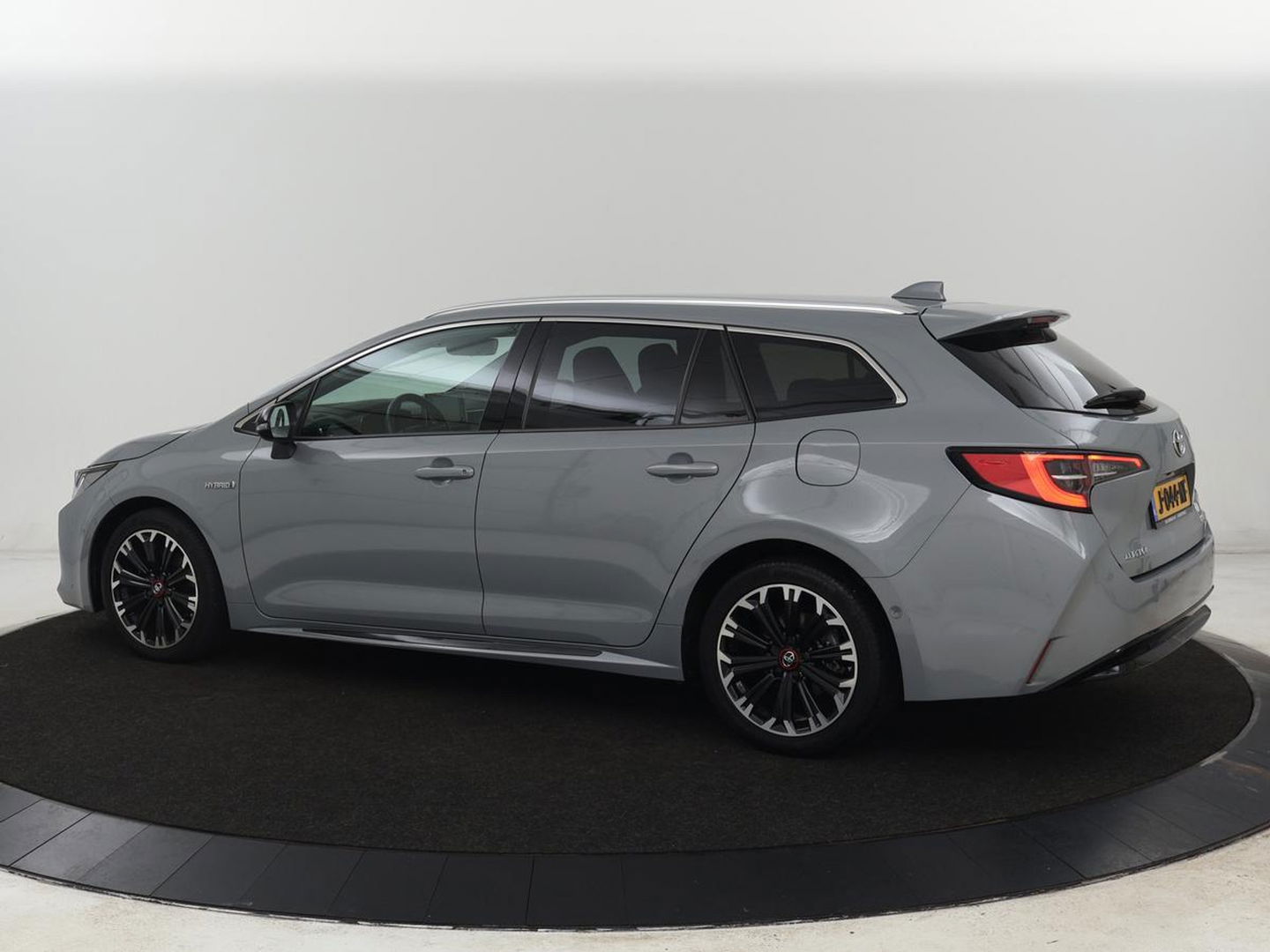 Toyota Corolla 1.8 Hybrid GR-Sport | Stoelverwarming | Carplay | Camera | Sportstoelen | Adaptive cruise | Keyless | Full LED | Park Assist | Climate control | DAB | Digital Cockpit | Getint glas