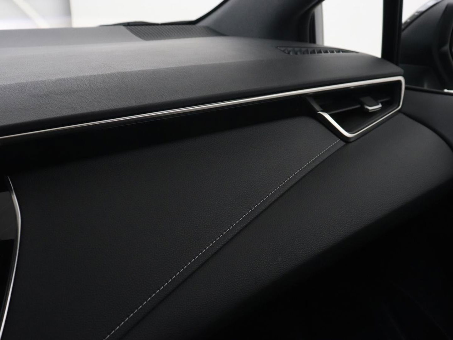 Toyota Corolla 1.8 Hybrid GR-Sport | Stoelverwarming | Carplay | Camera | Sportstoelen | Adaptive cruise | Keyless | Full LED | Park Assist | Climate control | DAB | Digital Cockpit | Getint glas