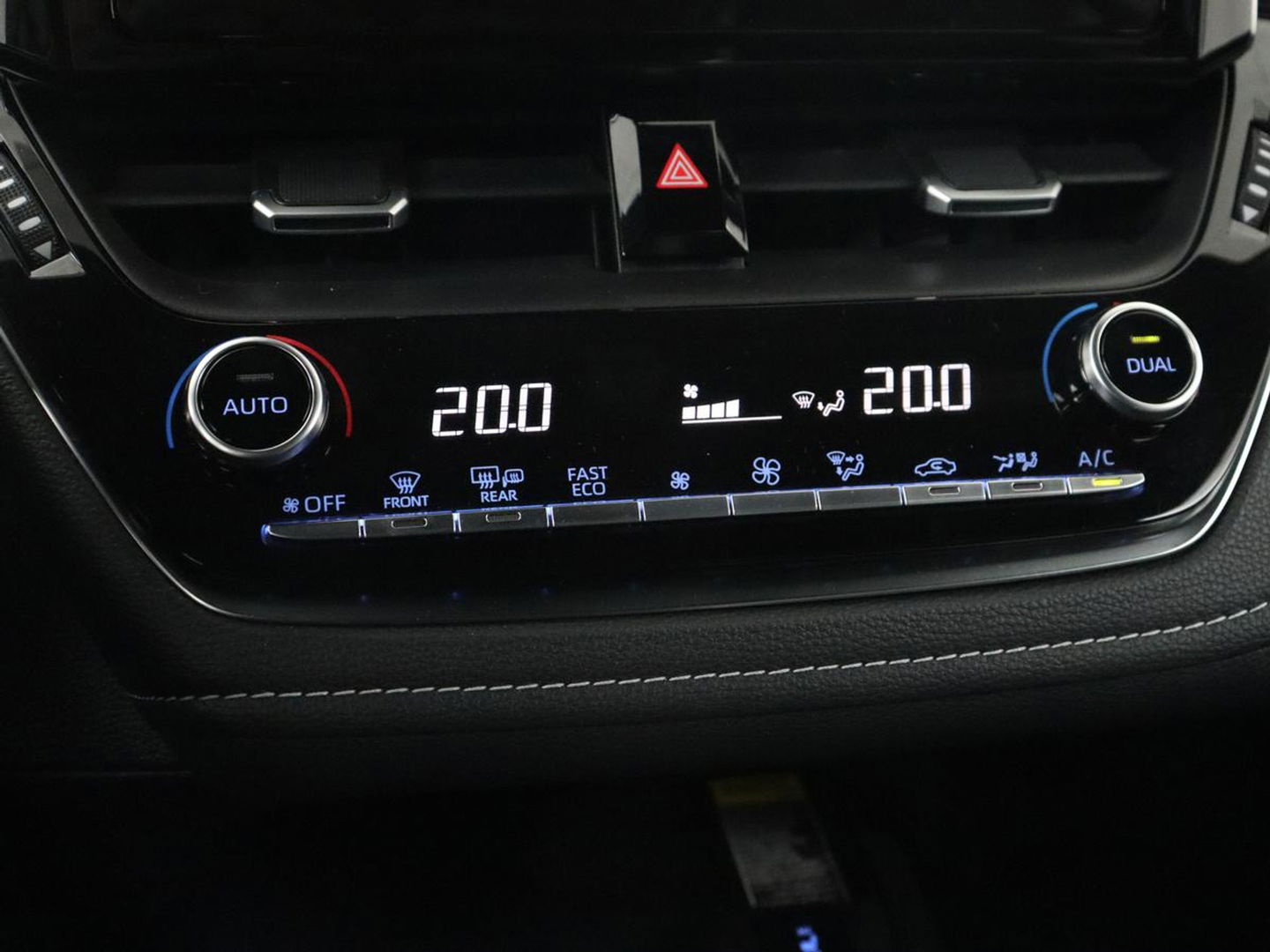 Toyota Corolla 1.8 Hybrid GR-Sport | Stoelverwarming | Carplay | Camera | Sportstoelen | Adaptive cruise | Keyless | Full LED | Park Assist | Climate control | DAB | Digital Cockpit | Getint glas