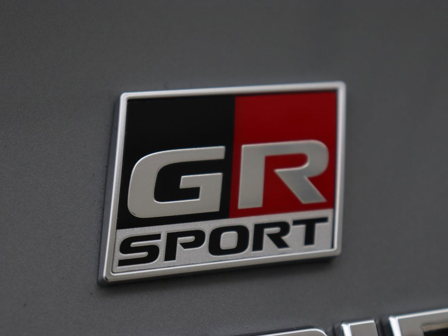 Toyota Corolla 1.8 Hybrid GR-Sport | Stoelverwarming | Carplay | Camera | Sportstoelen | Adaptive cruise | Keyless | Full LED | Park Assist | Climate control | DAB | Digital Cockpit | Getint glas