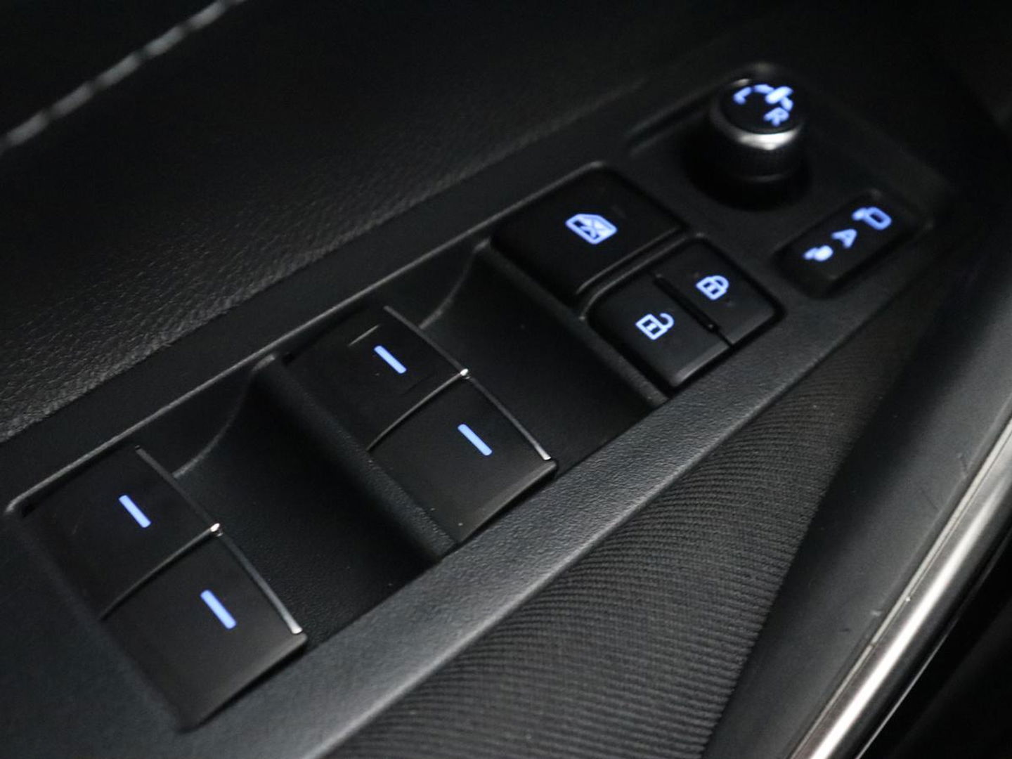 Toyota Corolla 1.8 Hybrid GR-Sport | Stoelverwarming | Carplay | Camera | Sportstoelen | Adaptive cruise | Keyless | Full LED | Park Assist | Climate control | DAB | Digital Cockpit | Getint glas