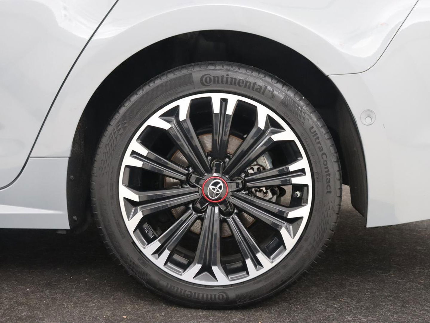 Toyota Corolla 1.8 Hybrid GR-Sport | Stoelverwarming | Carplay | Camera | Sportstoelen | Adaptive cruise | Keyless | Full LED | Park Assist | Climate control | DAB | Digital Cockpit | Getint glas